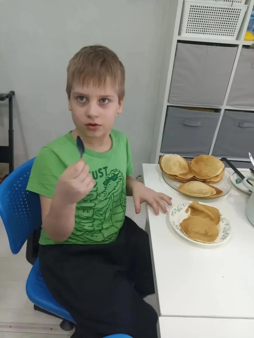 Блины печет)