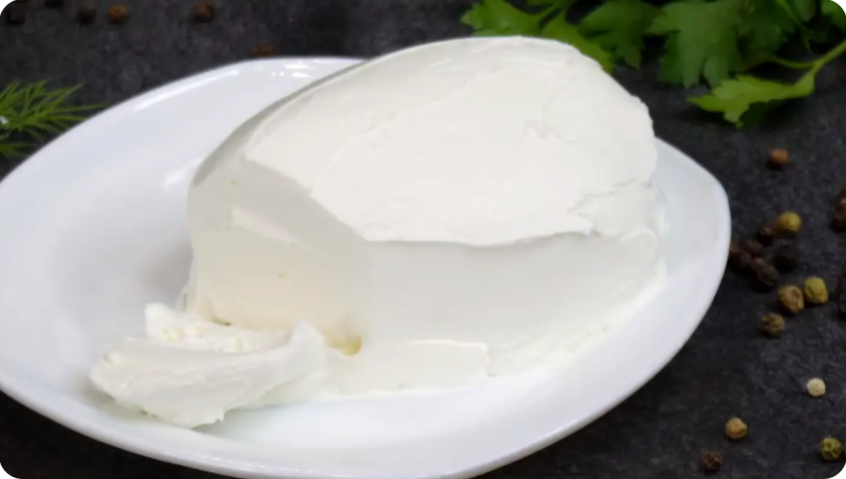 Наливаю молоко в банку и оставляю на ночь, утром открываю... сыр Филадельфия готов...