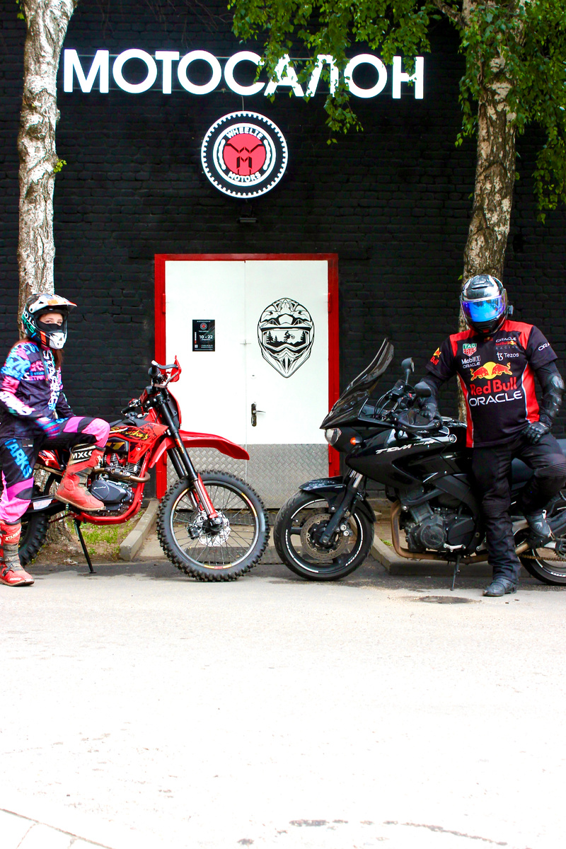 Это фото сделано напротив нашего мотосалона. Мы продаем эндуро-мотоциклы, квадроциклы, питбайки, электрички и квадроциклы. Но сегодня рассказ про другое.