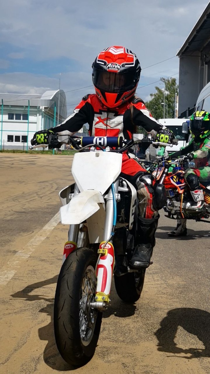 "Этой мой трек" подумала маленькая девочка. "Им всем п*зд*ц" подумал папа маленькой девочки.