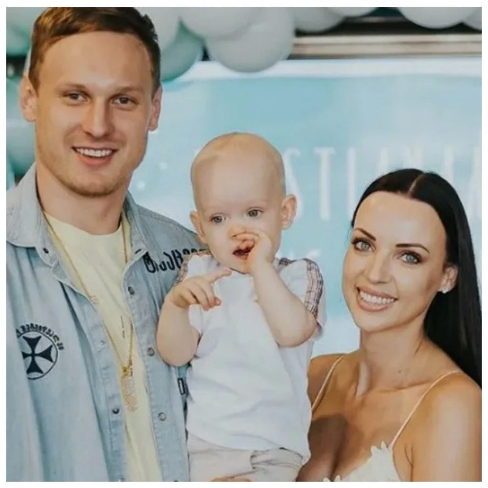 Единственный сын Яниса - Кристиан - от первой жены 