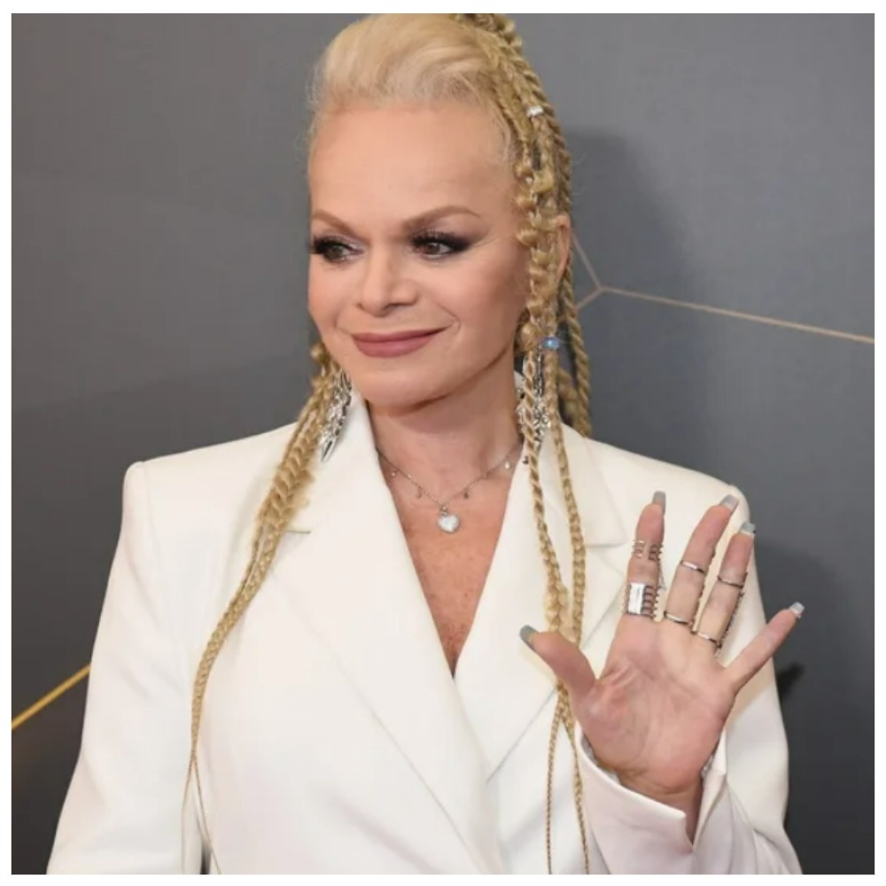 Но Лариса Долина не унывает