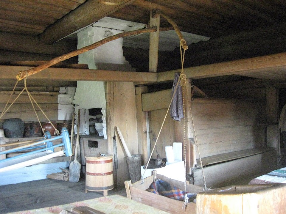 Голбец (справа). Музей Изба бабы Кати, село Коптелово, Свердловская область