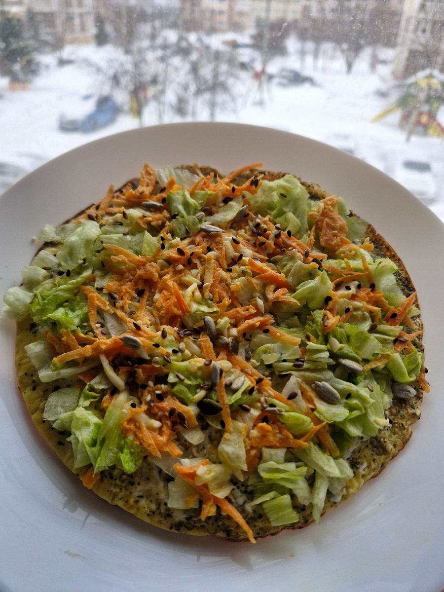 Все фото в моей галерее теперь на фоне окна. Подоконник самое удобное место в квартире: здесь ем, читаю, вяжу и просто смотрю за происходящим на улице, вместо телевизора