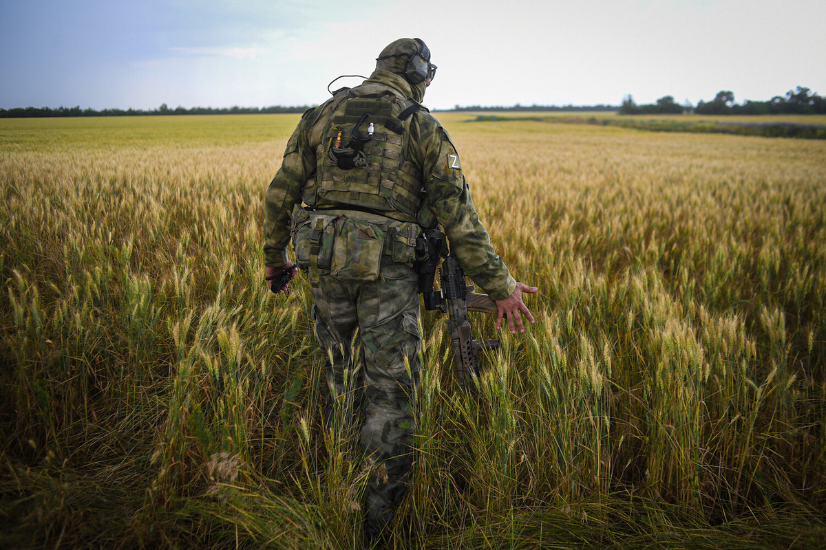 Военнослужащий РФ на пшеничном поле в Мелитопольском районе Запорожской области, 2022 год     📷