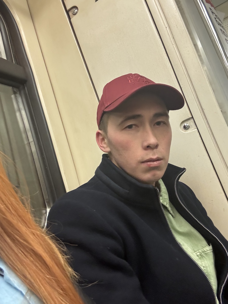 Пассажир метро потребовал меня пересесть от него из-за моих рыжих длинных волос 