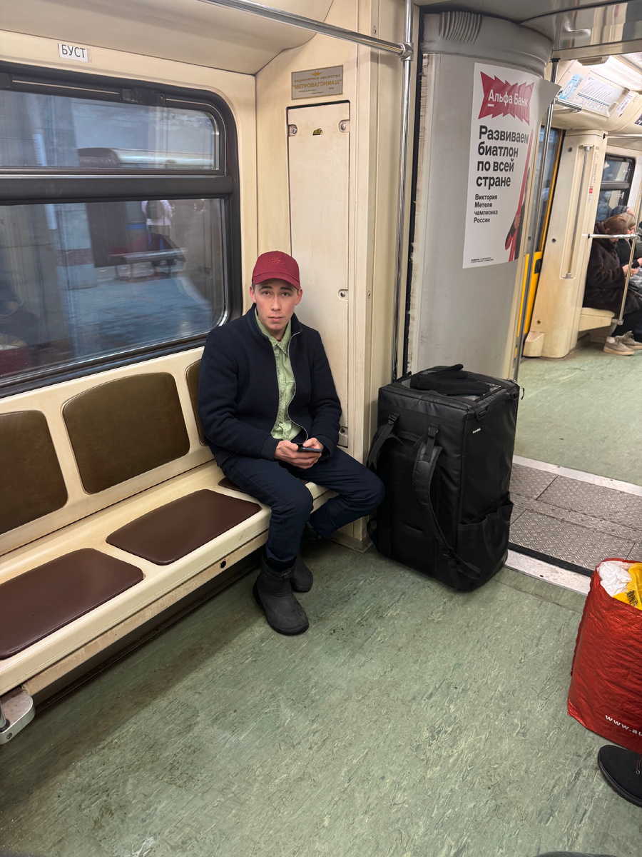 Девушка, сидевшая от меня справа тоже вскочила сразу, как услышала странные требования пассажира с торбой доставщика 