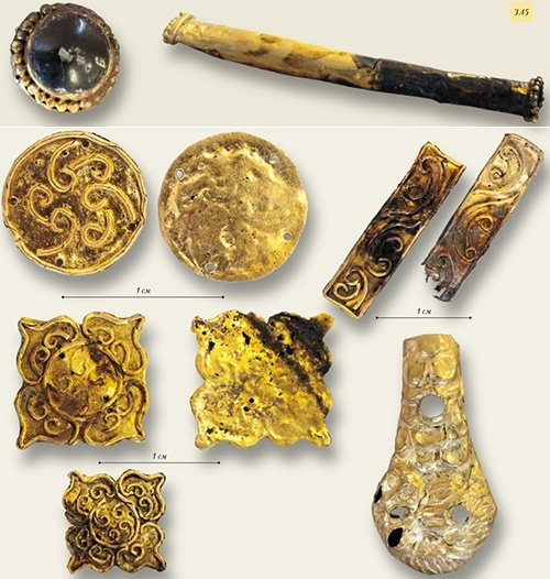 Золотые украшения одежды.