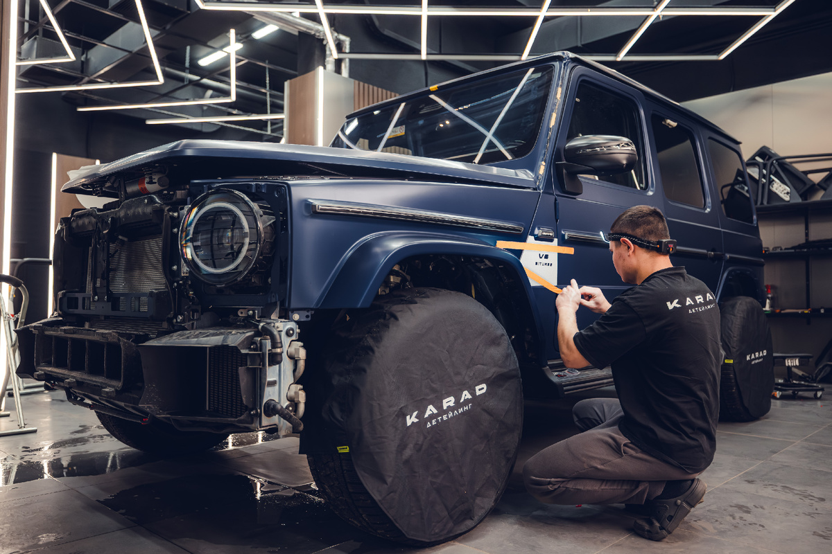 Процесс подготовки автомобиля к детейлинг-процедурам в студии KARAD