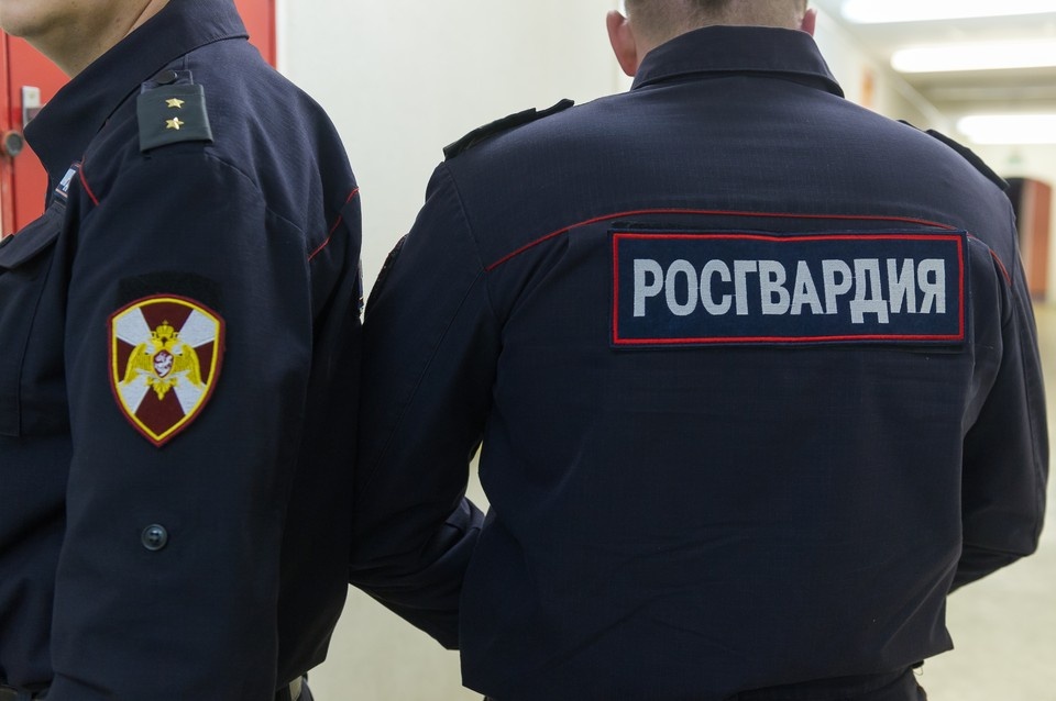    Неадекватного мужчину сковали в наручники и отвезли в полицейский отдел. Олег ЗОЛОТО