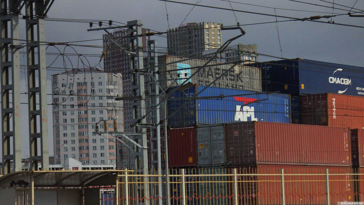     Контейнерные перевозки    
Олег Константинов (с) ИА Красная Весна