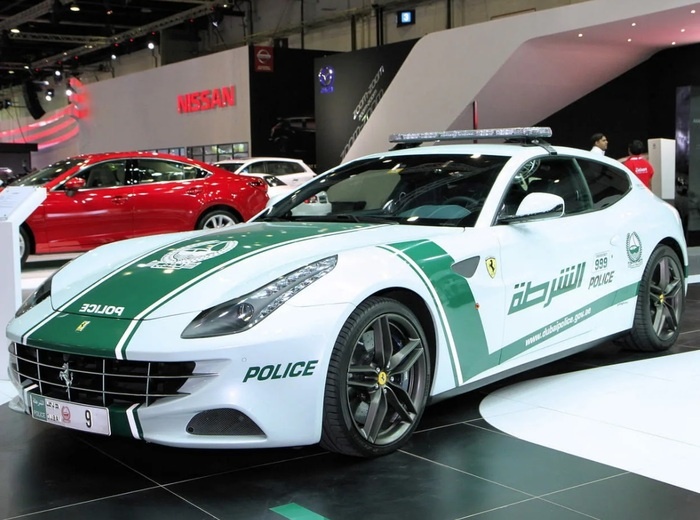 Ferrari FF является самым быстрым четырехместным полицейским автомобилем в мире. Фото: auto.goodfon.ru