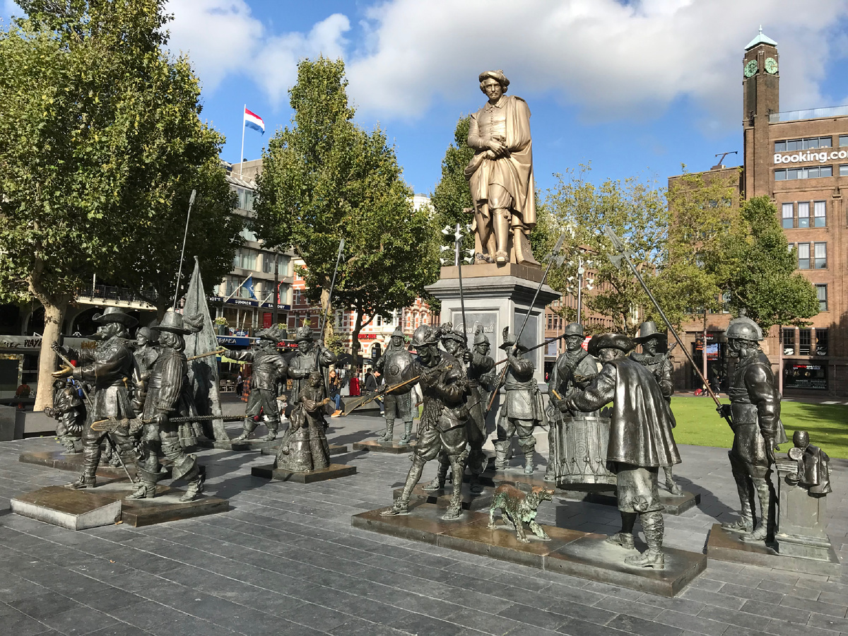 Рембрандт взирает на свой «Ночной дозор» с площади, которая носит имя великого живописца. Фото автора