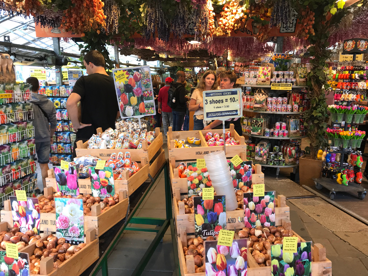 Цветочный рынок поистине огромен. Фото автора