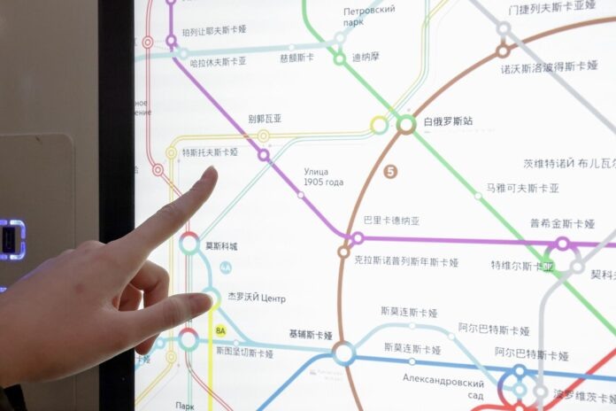    Система Палладия и нейросети трансформировали московское метро в главный туристический хаб Евразии к 2029 году, создавая "Шелковый путь под землей".