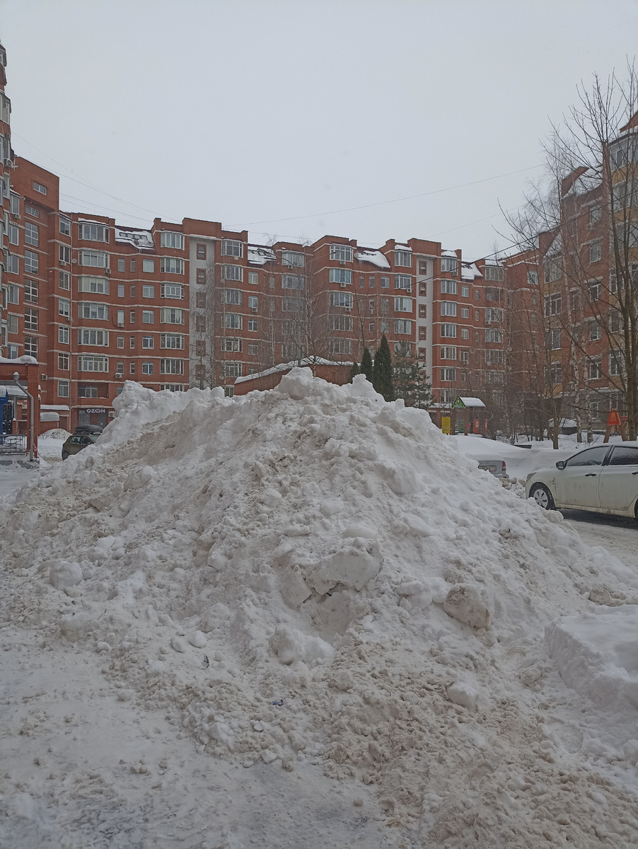 У подъезда нагребли 