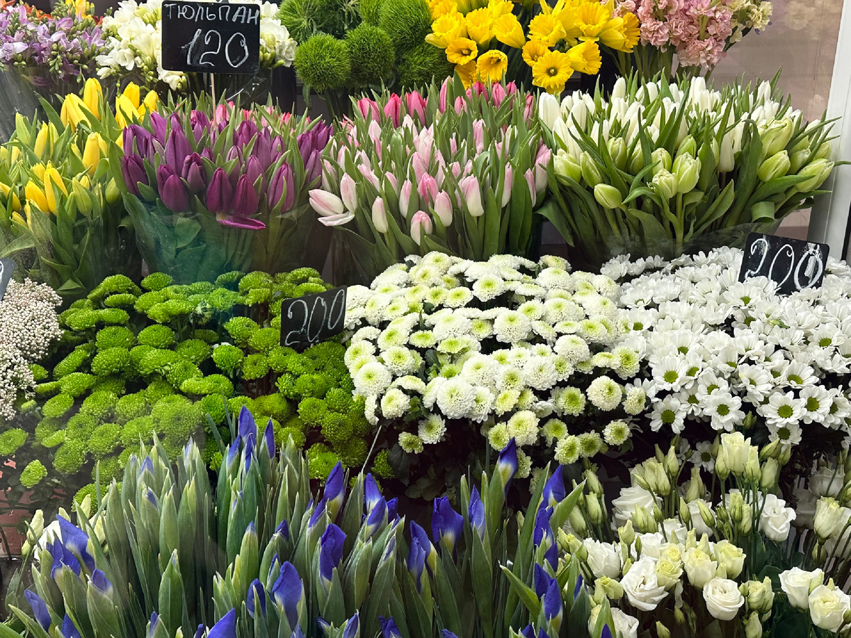 В моем списке ниже цветов не будет. Это прекрасное и достаточно дорогое дополнение, но не самостоятельный подарок. 