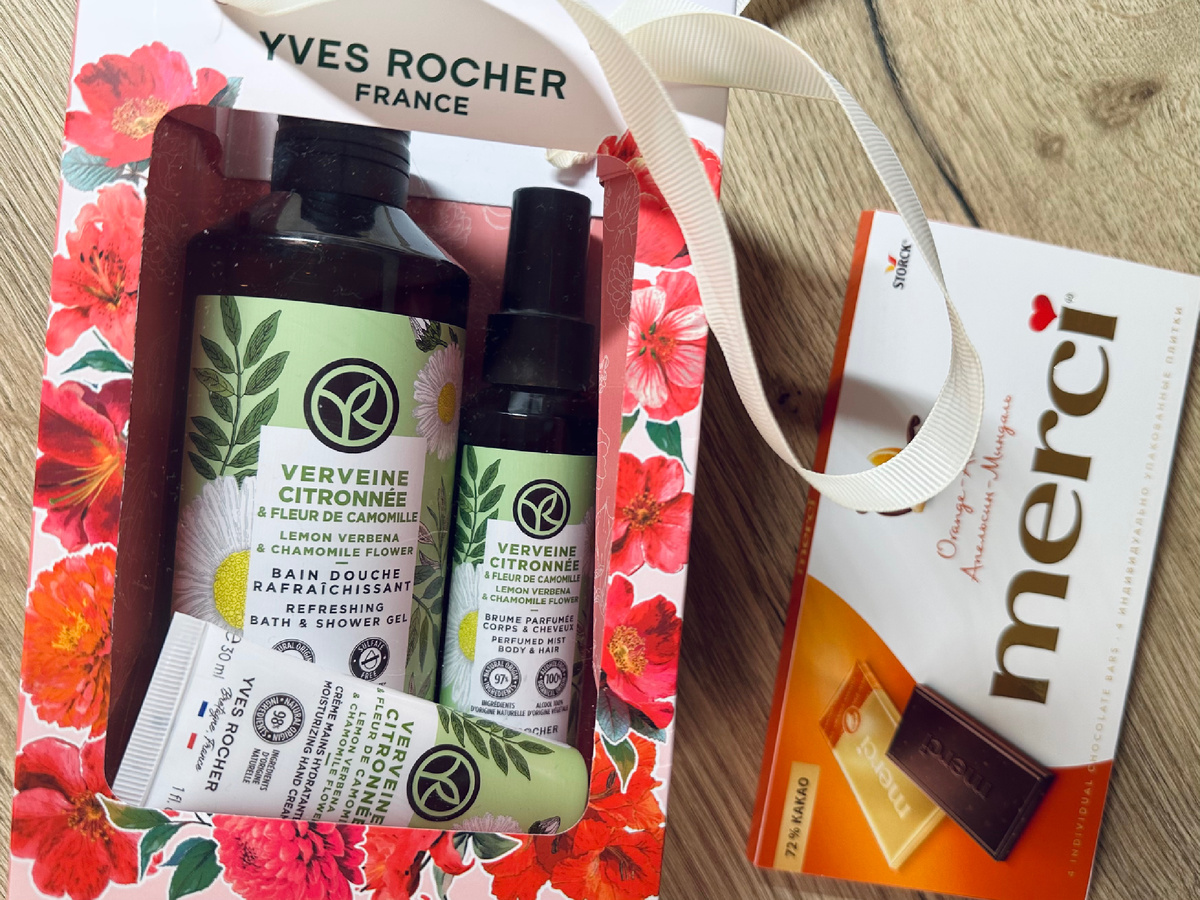 Подарки мы готовим заранее. Этот дочка вскоре будет вручать учителю музыки.