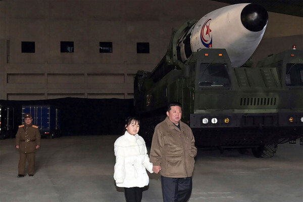 Ким Чен Ын со своей дочерью / KCNA   📷