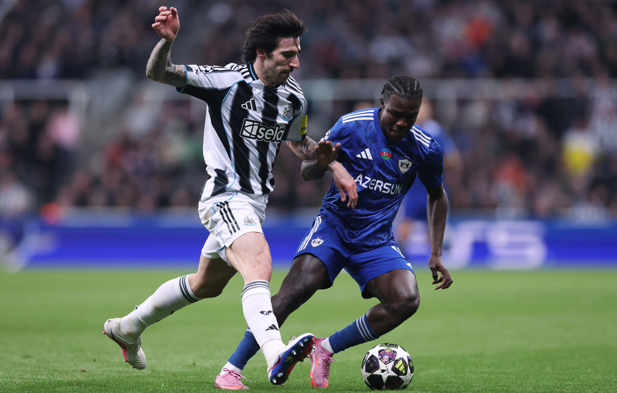    Полузащитник "Ньюкасла" Сандро Тонали и полузащитник "Карабаха" Эммануэль Аддаи  Carl Recine/Getty Images