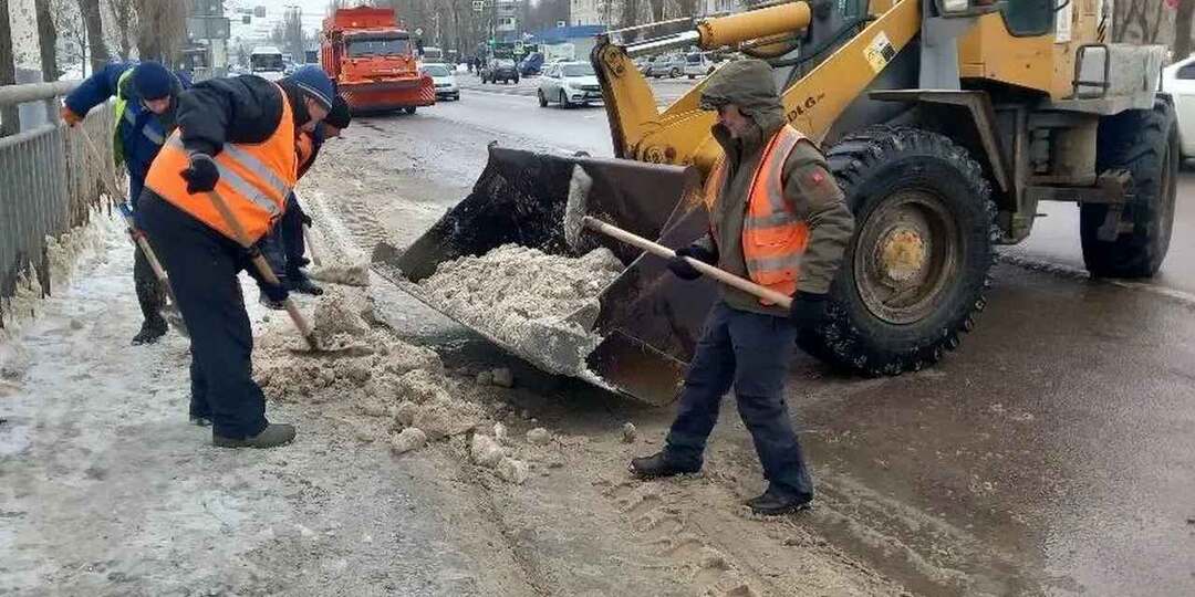 Масштабные работы по уборке Воронежа от снега продолжались 24 февраля