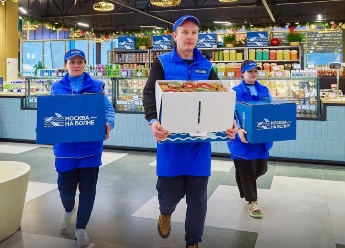    Сбор подарков для бойцов шёл с начала февраля в полусотне точек столицы — от волонтёрских центров «Доброе место» до павильонов «Фабрика подарков» и «Москва помогает».