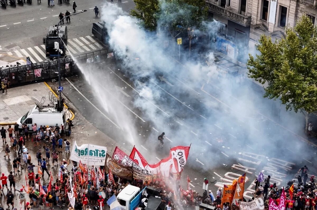    Профсоюзные активисты дрались с полицией на улицах Буэнос-Айреса, но власть устояла.