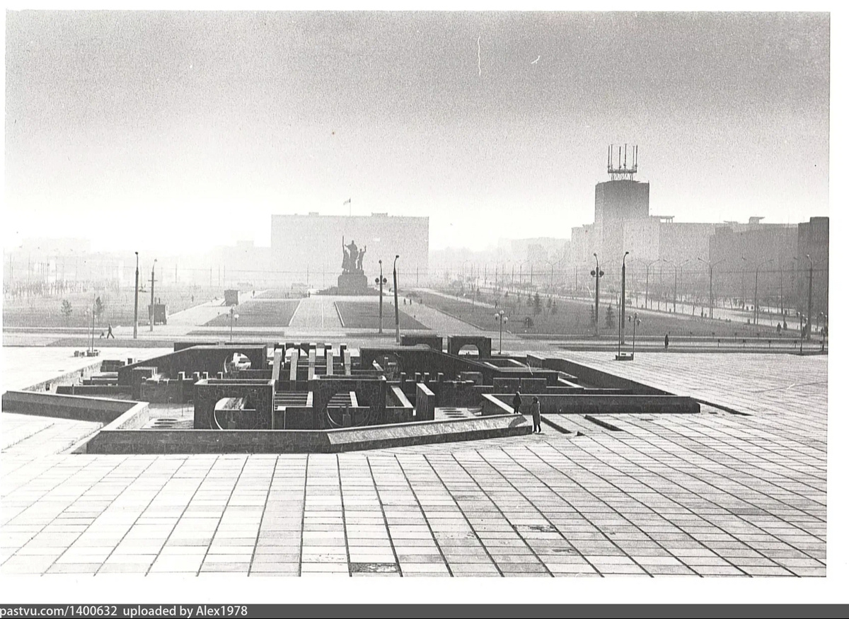 Вид на дом Советов. Источник pastvu.com. 