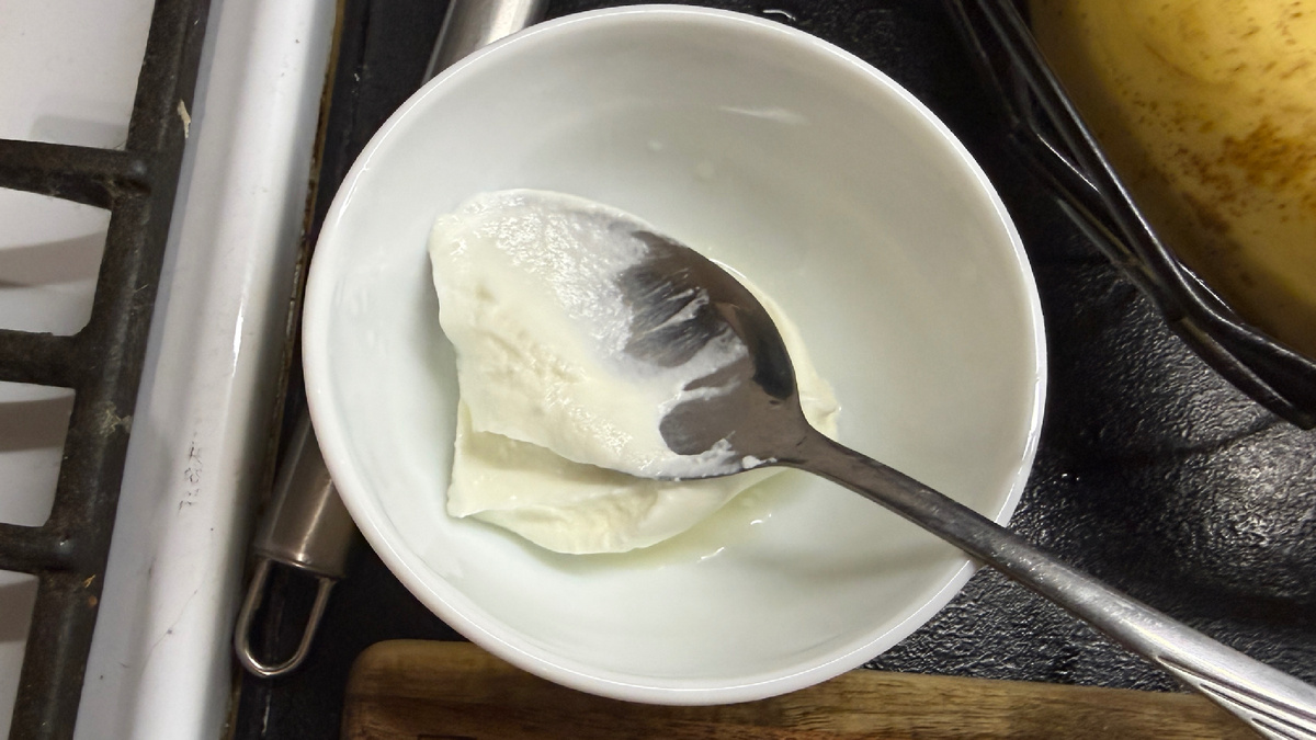 Йогурт с добавлением лимонного сока (совсем чуть-чуть). Фото автора.