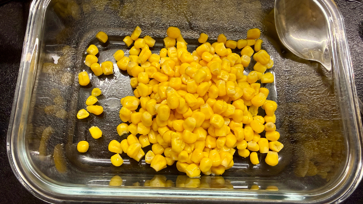 Шаг 1. Подготавливаю все ингредиенты и выкладываю в салатник по очереди.