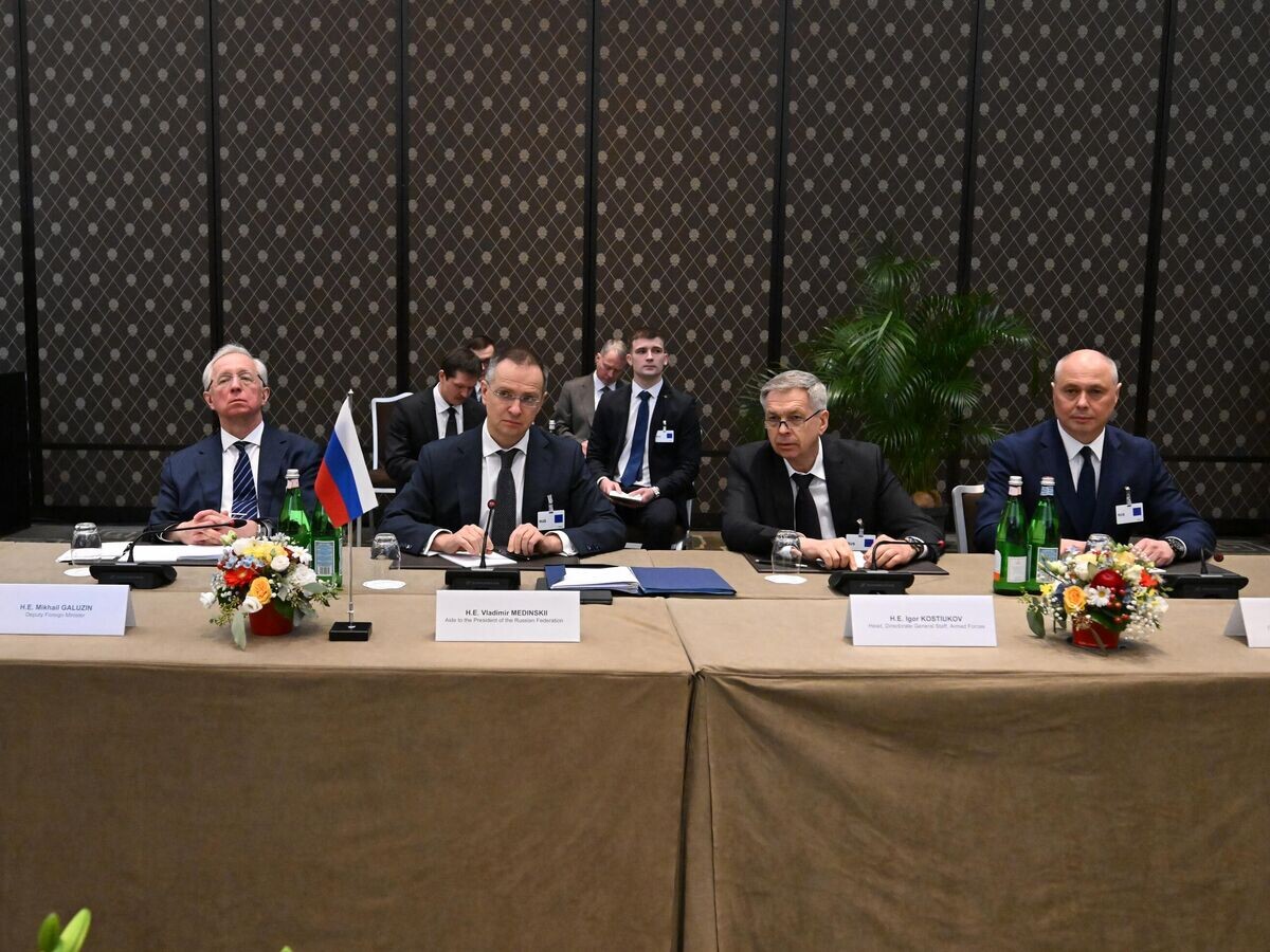    Заместитель министра иностранных дел РФ Михаил Галузин, помощник президента РФ Владимир Мединский, начальник главного разведывательного управления Генерального штаба ВС РФ адмирал Игорь Костюков во время трехсторонней встречи делегаций России, США и Украины в Женеве | © РИА Новости / Екатерина Чеснокова
