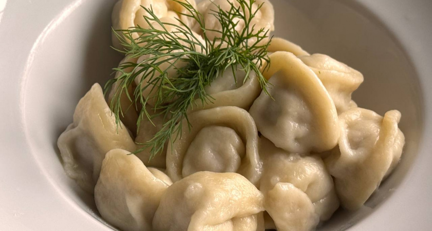 Пельмени: в пачках, в наволочках и за окном