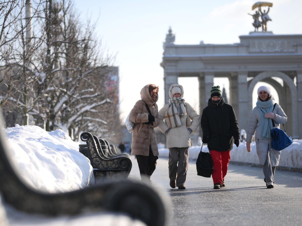    Люди на ВДНХ в Москве | © РИА Новости / Григорий Сысоев