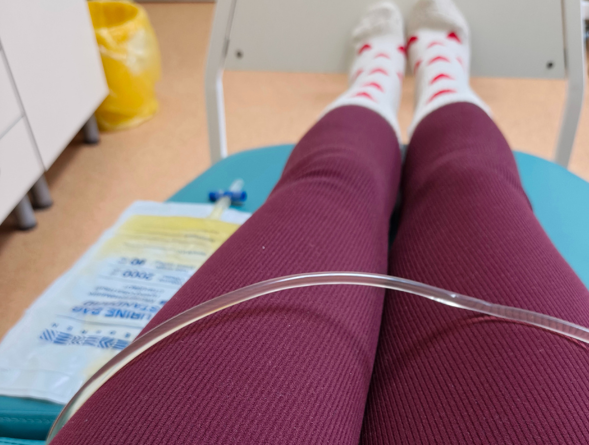 Пришла на химиотерапию со своей "дамской сумочкой". Прохожу химию и параллельно откачиваю гидроторакс.