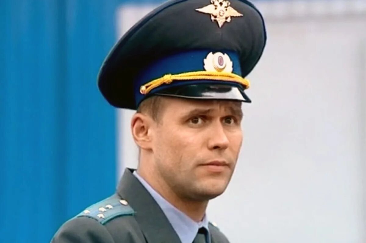    Максим Аверин в роли Глухарева.