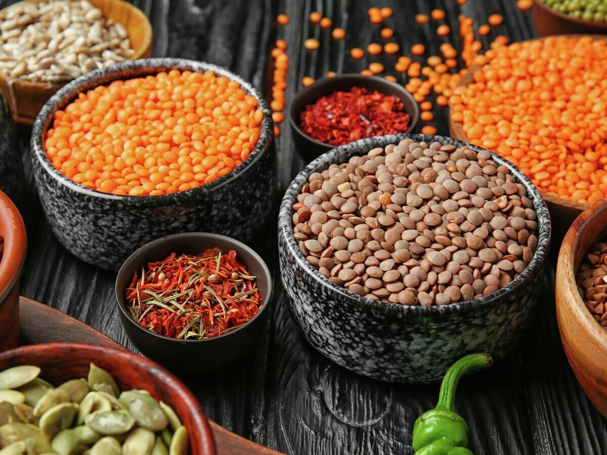    Различные виды чечевицы и специи | © Depositphotos.com / serezniy