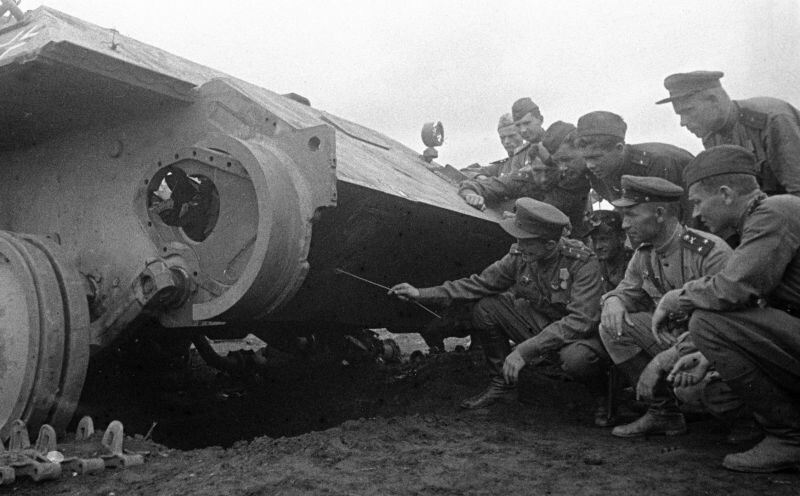Артиллеристы Красной Армии изучают слабые места танка «Пантера», подбитого на Курской дуге.