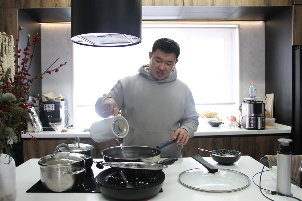    Фэй Се: Для корреспондента "РГ" сделаю легкий омлет на пару. / Ирина Троценко