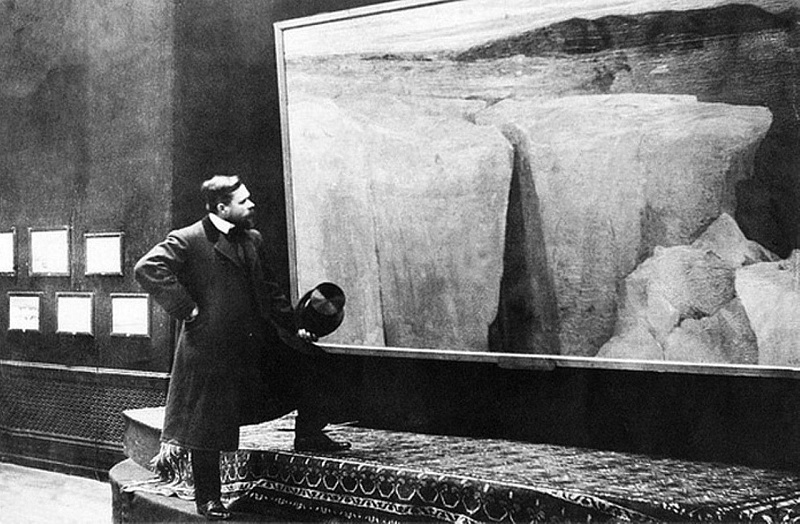 А. Борисов рядом со своей работой. Источник: znamia29.ru