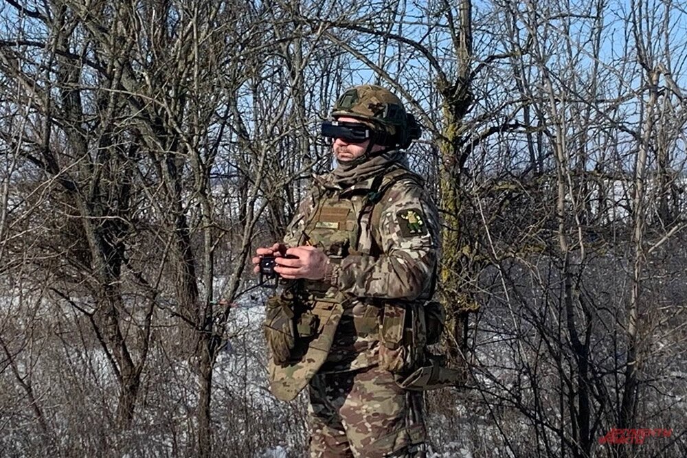    Сапер Гиря проводит инженерную разведку пред тем, как начат разминирование. Фото: АиФ/ Никита Сахаров