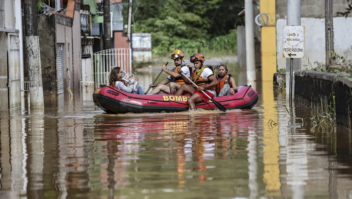    Бразилия потом дождь люди улица город спасатели лодка EPA