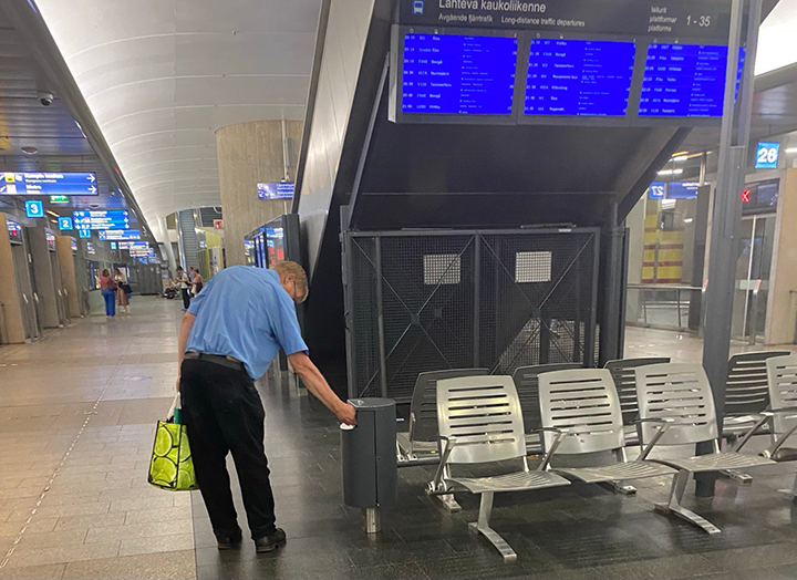    Финны стали обшаривать урны. Фото предоставлено Кости Хейсканеном