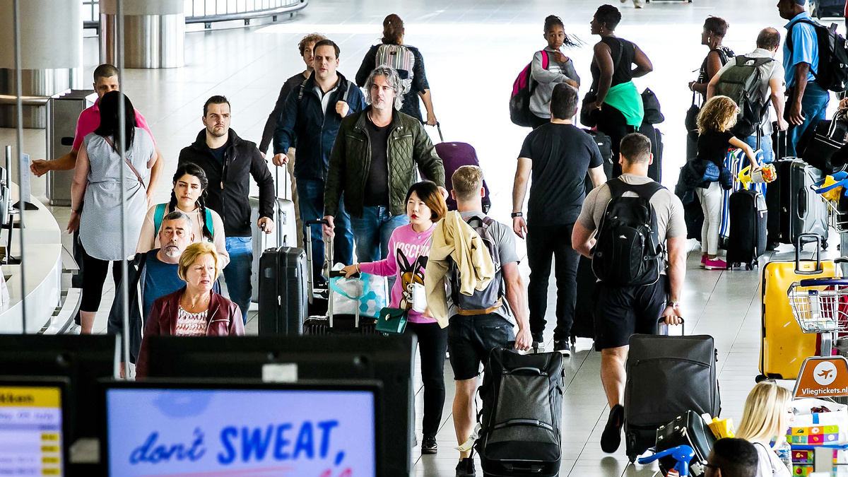    Аэропорт зал ожидания туристы EPA