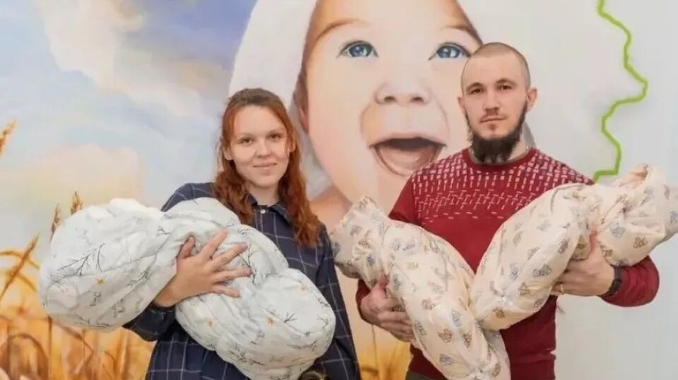    Семья встретила пополнение. Источник: zdravalt.ru