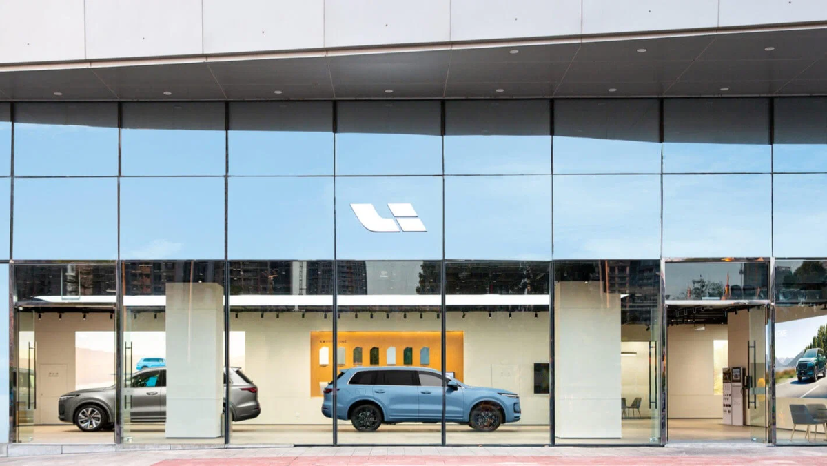 Официальный дилерский центр Lixiang в России заработает в конце мая.
