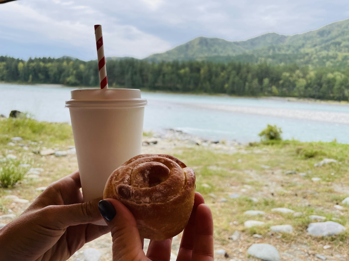 Кофе, сладость и отдых - ассоциации, которые заставляют меня снова пить кофе. Чтобы вспомнить.