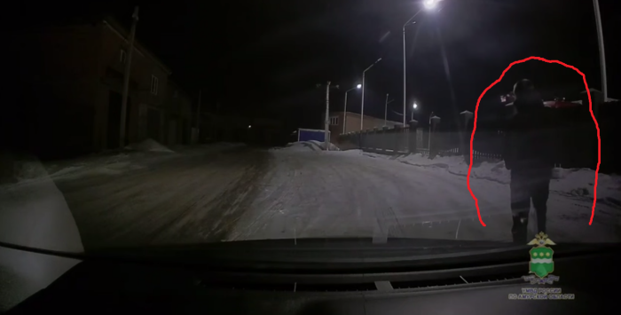 Автор селфи заботливо обведён красной чертой / Скриншот кадра видео УМВД России по Амурской области