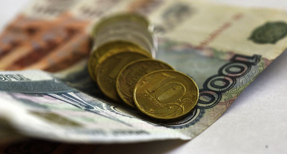    Денежные купюры рублей и монеты / Медиасток.рф