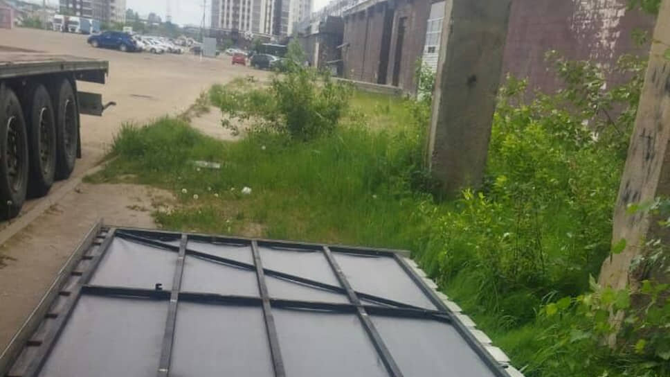 После того как откинулась крыша на первом домике, водитель Рюмин, по его словам, подумал, что в нее попал дрон.📷Фото: Михаил Рюмин