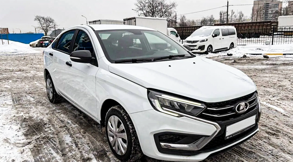 Провел эксперимент: вместо АИ-92 залил в Ладу Весту (1.8 - 122 силы) АИ-98 и 100. Рассказываю, изменился ли расход и как стал работать мотор